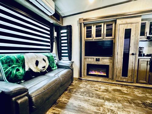 Ahwahnee Apartment | Puffy Panda RV-Hot Tub-Sleeps 2