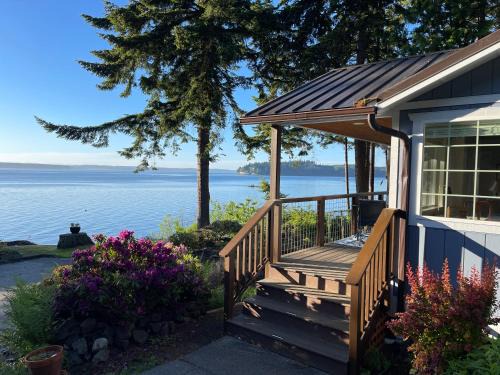 Port Ludlow House | Puget Sound Chic Romantic Cottage with Private Beach Access & Gated Entry