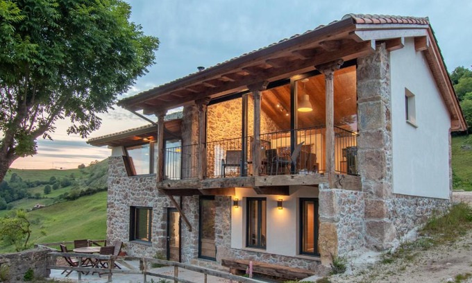 Santianes de Ola House | Pulieru - Picos de Europa views, designed for all seasons