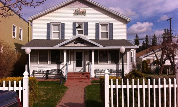 Portola Bed & Breakfast | Pullman House Inn