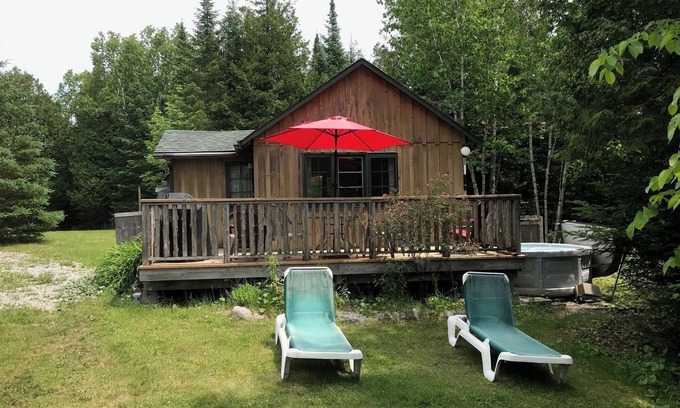Youngs Point Cottage | Puppy Love Cottage Retreat at the Lake Edge Cottages!