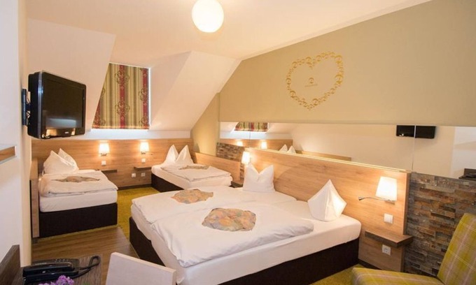 Muehlau Hotel | Quadruple Room with Shower, Toilet - Hotel Dollinger