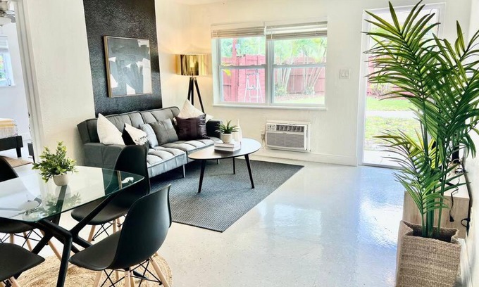 Riverside Park Apartment | Quaint apt. Centrally located in Ft Lauderdale