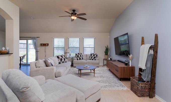 Kyle House | Quaint Charm & Modern Comfort - Lovely 3 bedroom in Kyle, TX