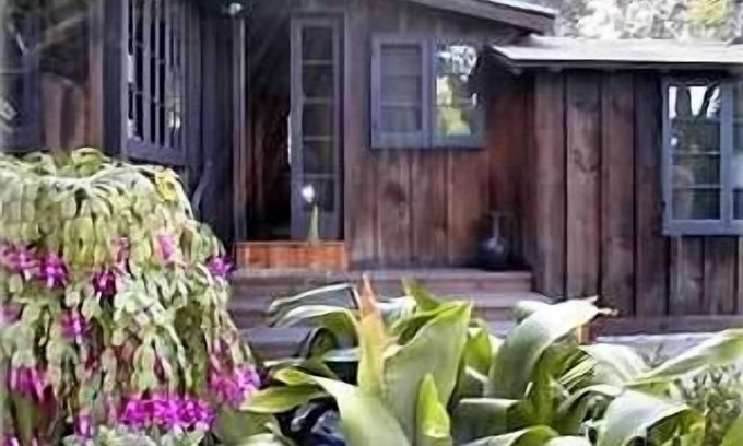 Diamond Crestview House | Quaint, Cozy, Historic 3BR/2BA Cottage - Six Blocks from Beach