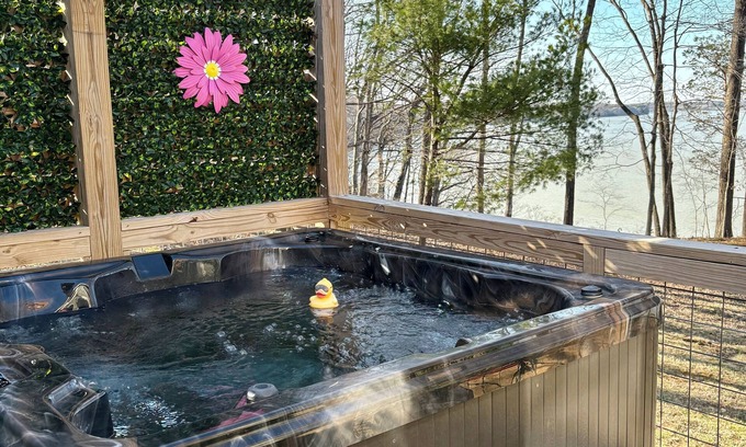 Scottsville Cottage | Quaint Family Cottage-New Spa tub with LAKE View-1 mile to Bailey’s Point