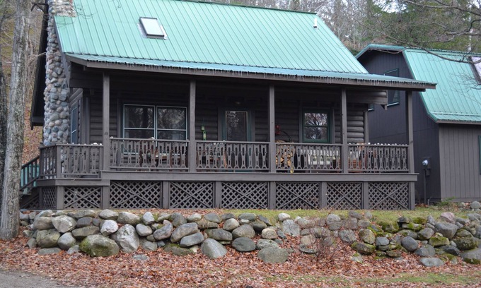 Harbor Springs Cabin | Quaint Harbor Springs Log Home With Lake Michigan Beach Access