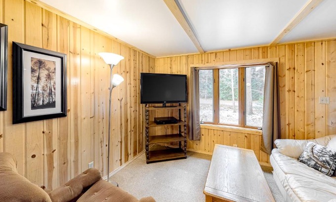 Eagle River House | Quaint Lake Escape