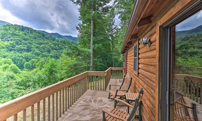 Warrensville Cabin | Quaint Log Cabin w/Views Near West Jefferson