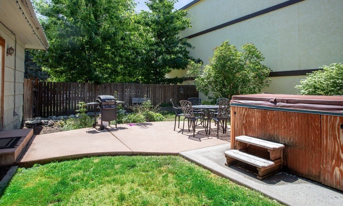 Leavenworth Cottage | Quaint Renovated Cottage In Downtown Leavenworth - Private, Fenced Yard Perfect for Dogs