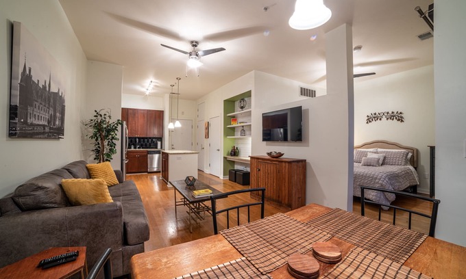 Second Ward Apartment | Quaint Studio in First Wardn