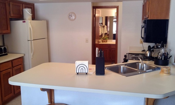 Pinetop Villa | Quality Hill Resort Villa, private garage with remote, deck and barbecue