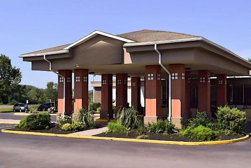 East Syracuse Hotel | Quality Inn & Suites East Syracuse - Carrier Circle