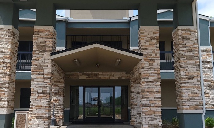 Garland Hotel | Quality Inn & Suites Garland - East Dallas