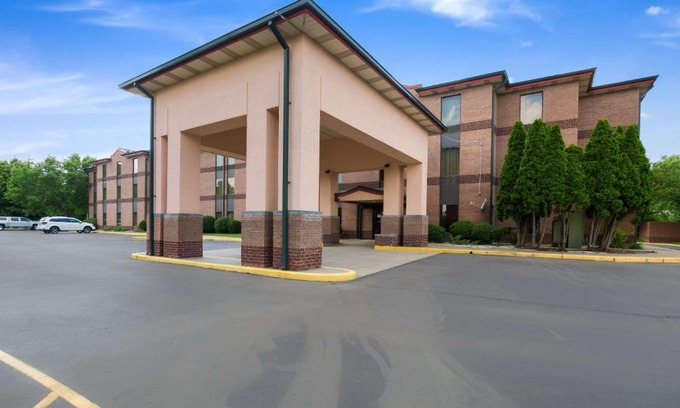 Sellersburg Hotel | Quality Inn & Suites