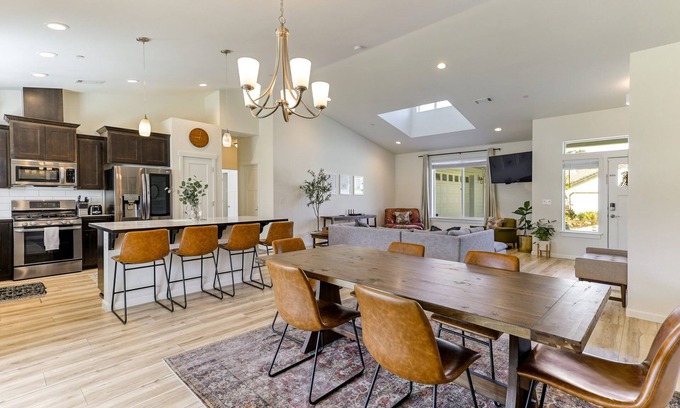 Redding House | Quartz Hill Manor | hot tub w/peace & quiet