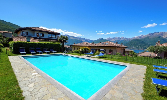 Colico Apartment | Quattro Stagioni Autumn Garden Holiday Apartment with Pool