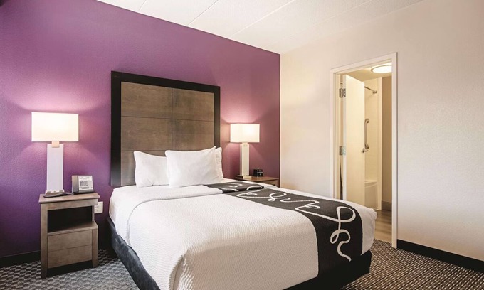 Valley Street Hotel | Queen Comfort Room, La Quinta Wyndham, Breakfast Included, Close to Downtown