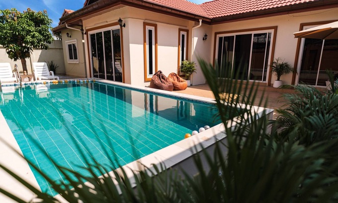 Central Pattaya Villa | Queen Massarossa Pool Villa Pattaya-25
