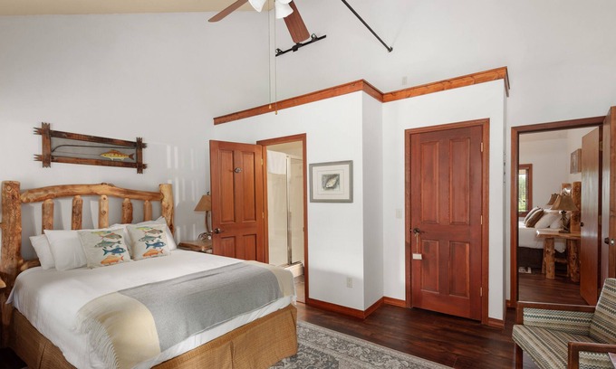 Olney Hotel | Queen - Queen Bed with Private bathroom, mini fridge