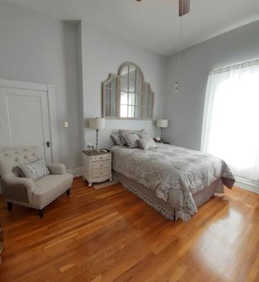 Wise House | Queens Chamber w King Heavenly Bed at Nottingham Place in Wise