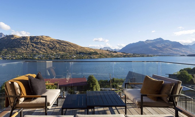 Frankton Villa | Queenstown Mountain & Lake Views Villa