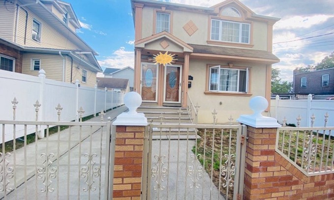 Rochdale House | Quick rides to JFK, train station, malls & casino.