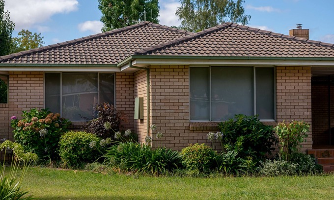 Orange House | Quiet-1-bedroom residential with covered park