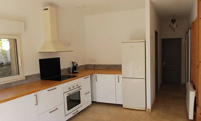 Sagries Apartment | QUIET APARTMENT 3kms from Uzès. Edge of garrigue. Swimming pool. Ideal for couples