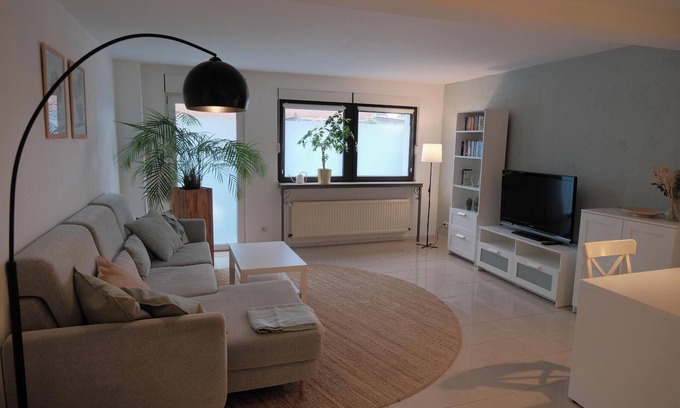 Rheinhausen Apartment | Quiet apartment for commuters & nature lovers - parking lot