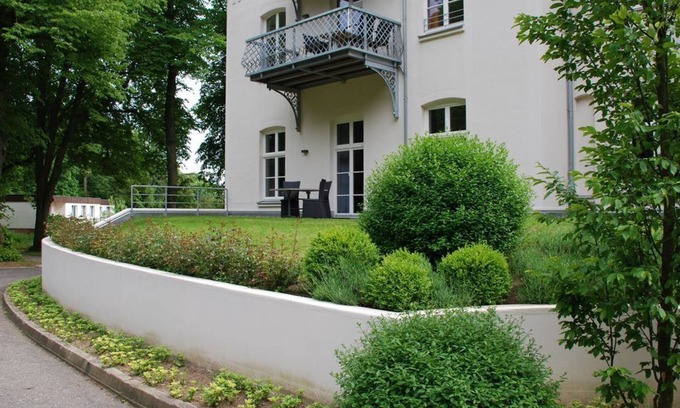 Hohen Niendorf Condo | Quiet apartment in the castle with park on the Baltic Sea between Kühlungsborn and Rerik