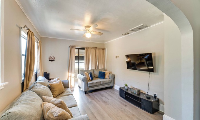 Smith's Memento Apartment | Quiet Apt: Walk to Daytona Beach + Water Park!
