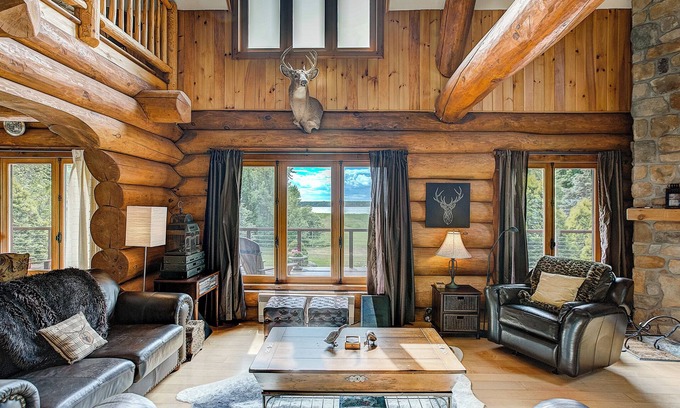 Saint-Andre-d'Argenteuil Ski Chalet | Quiet Escape in a Log cabin Overlooking the Bay. Hottub, Nature and Tranquility.