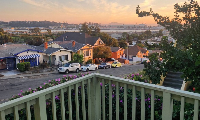 Vallejo House | Quiet, centrally located 2 BR house just minutes from Napa, SF, Bay, and more!