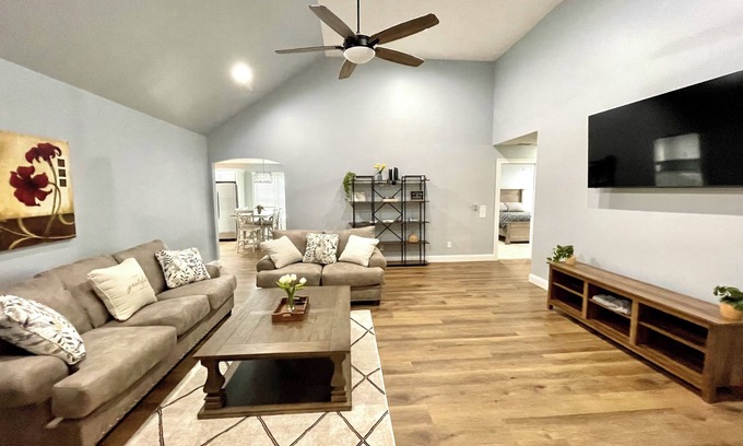 Bowling Green House | Quiet, Convenient, Spacious, and Fully Equipped