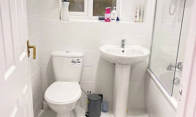 Crawley Apartment | Quiet & Cosy Near Gatwick
