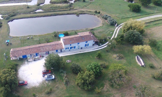 Mauzac Cottage | Quiet gîte on 2 ha property with pond, 10 mins from the ocean