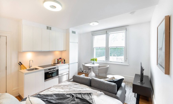 Glebe Apartment | Quiet Glebe Studio Near Parks & Cafés