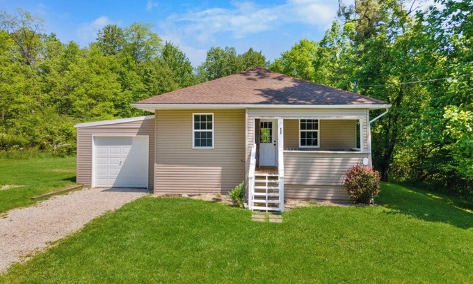 Mansfield House | Quiet home close to Reformatory and downtown. Firepit, deck, & disc golf basket