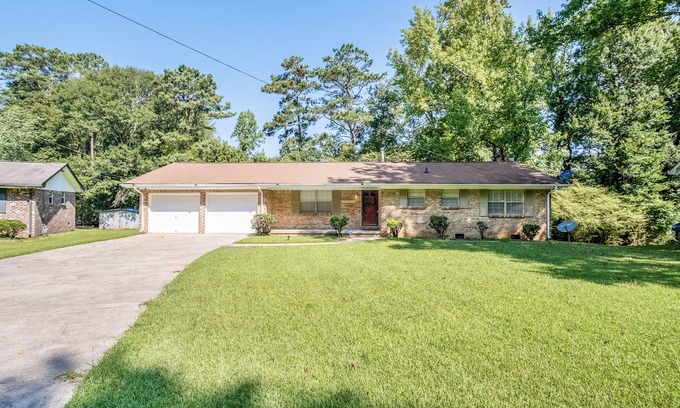 Ellenwood House | Quiet Home Minutes to Airport & Downtown Atlanta