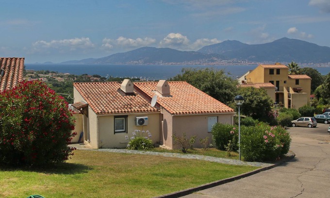 Porticcio House | Quiet house 1km from the beach, with tennis court and communal swimming pools