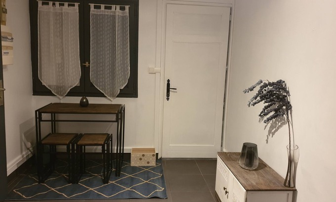 Adamville House | Quiet independent room