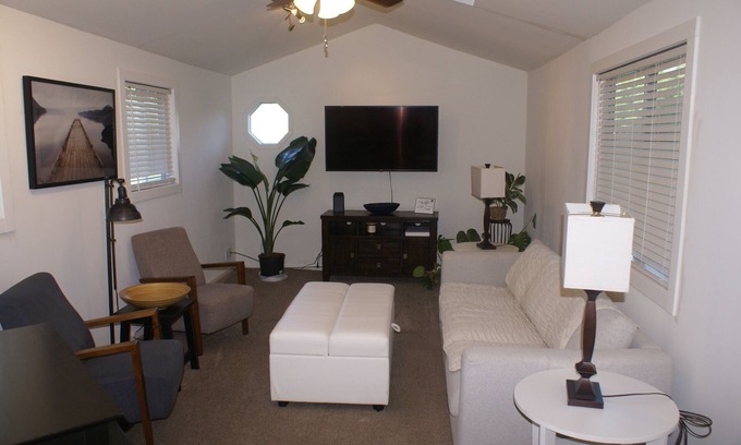 Aksarben - Elmwood Park House | QUIET Private Midtown blocks UNMC Traveling Nurses minutes to ZOO