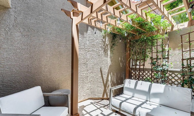 La Jolla Village Condo | Quiet & Relaxing Townhouse