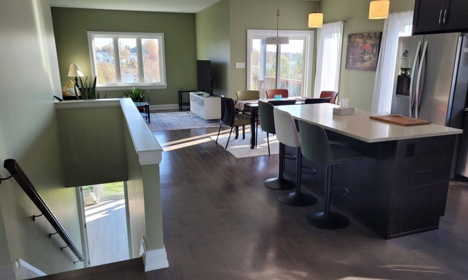 The Nation House | Quiet Riverfront , Pet friendly