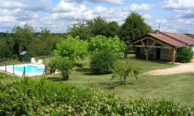 Le Bugue House | Quiet surrounded by greenery a home for a rest assured.