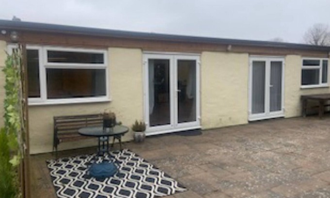 Havering House | Quirky 1 bedroom Annex/bungalow