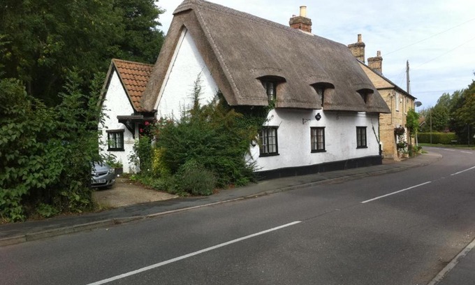 Huntingdon House | Quirky 18th Century Thatched Cottage