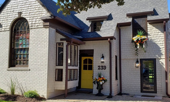New Iberia House | Quirky historic home, fully renovated! Designer interior! Plush linens! Firepit!