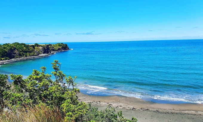 Opunake House | Quirky, spacious, family bach near the beach in Opunake